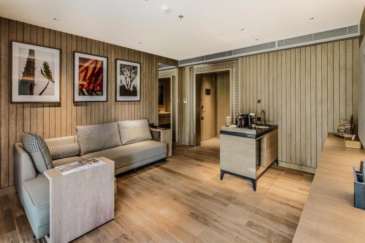 The Botanica Sanctuary Hotell Puncak Exteriör bild The interior of a suite at the Mandarin Oriental