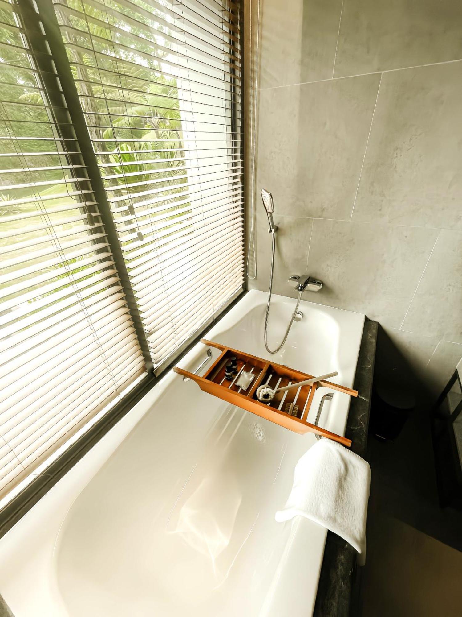 The Botanica Sanctuary Hotell Puncak Rum bild A bathtub with a shower