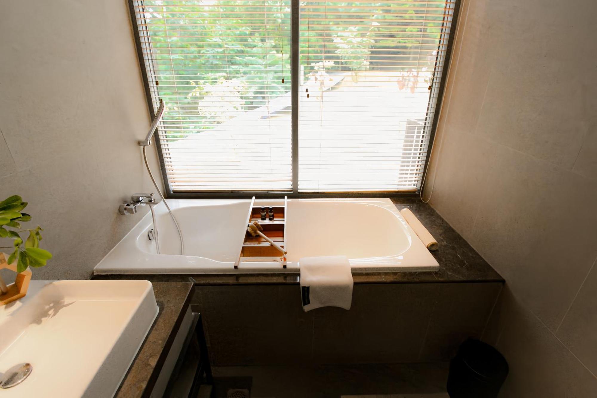 The Botanica Sanctuary Hotell Puncak Rum bild A bathtub