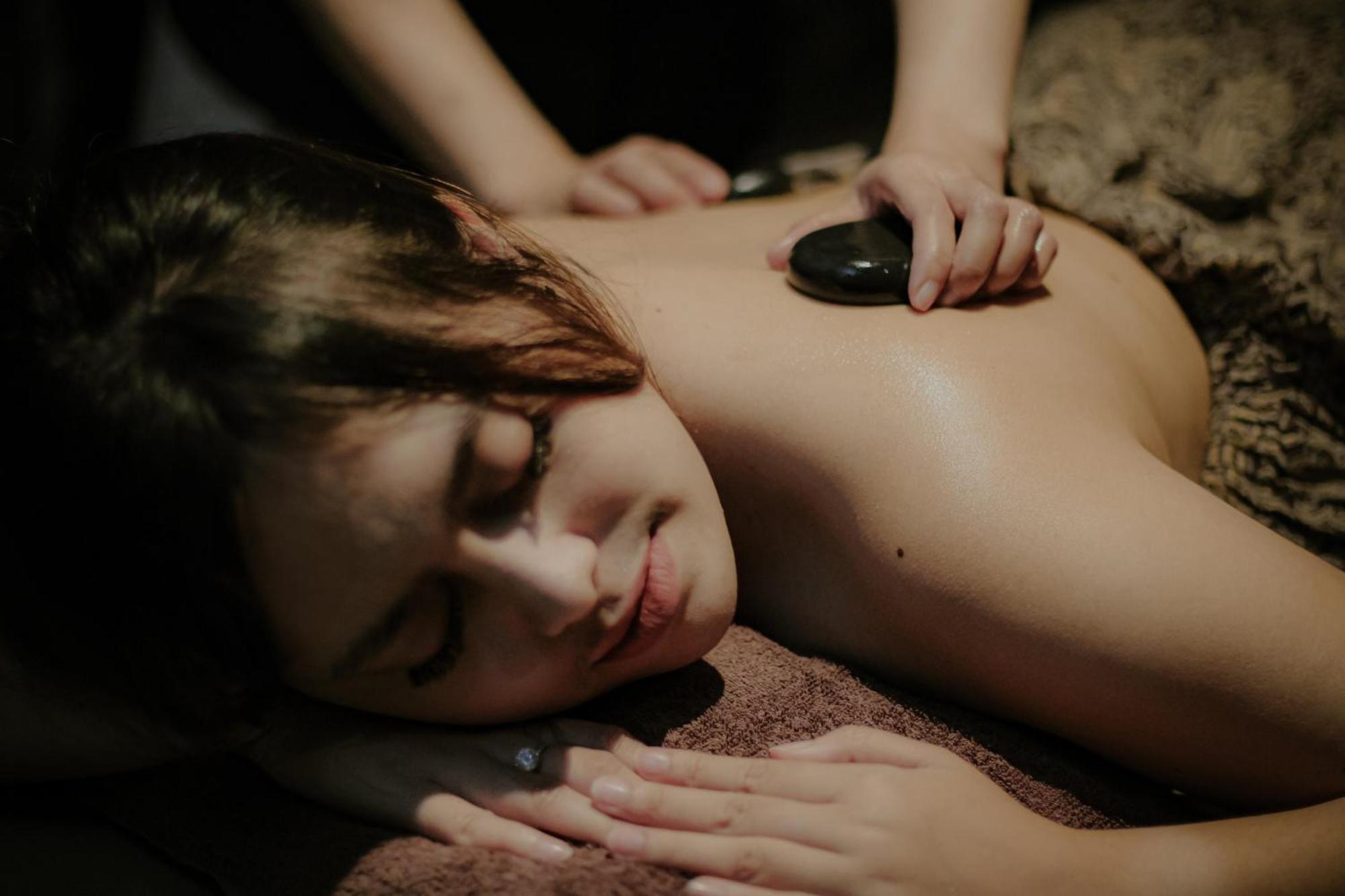 The Botanica Sanctuary Hotell Puncak Exteriör bild Hot stone massage