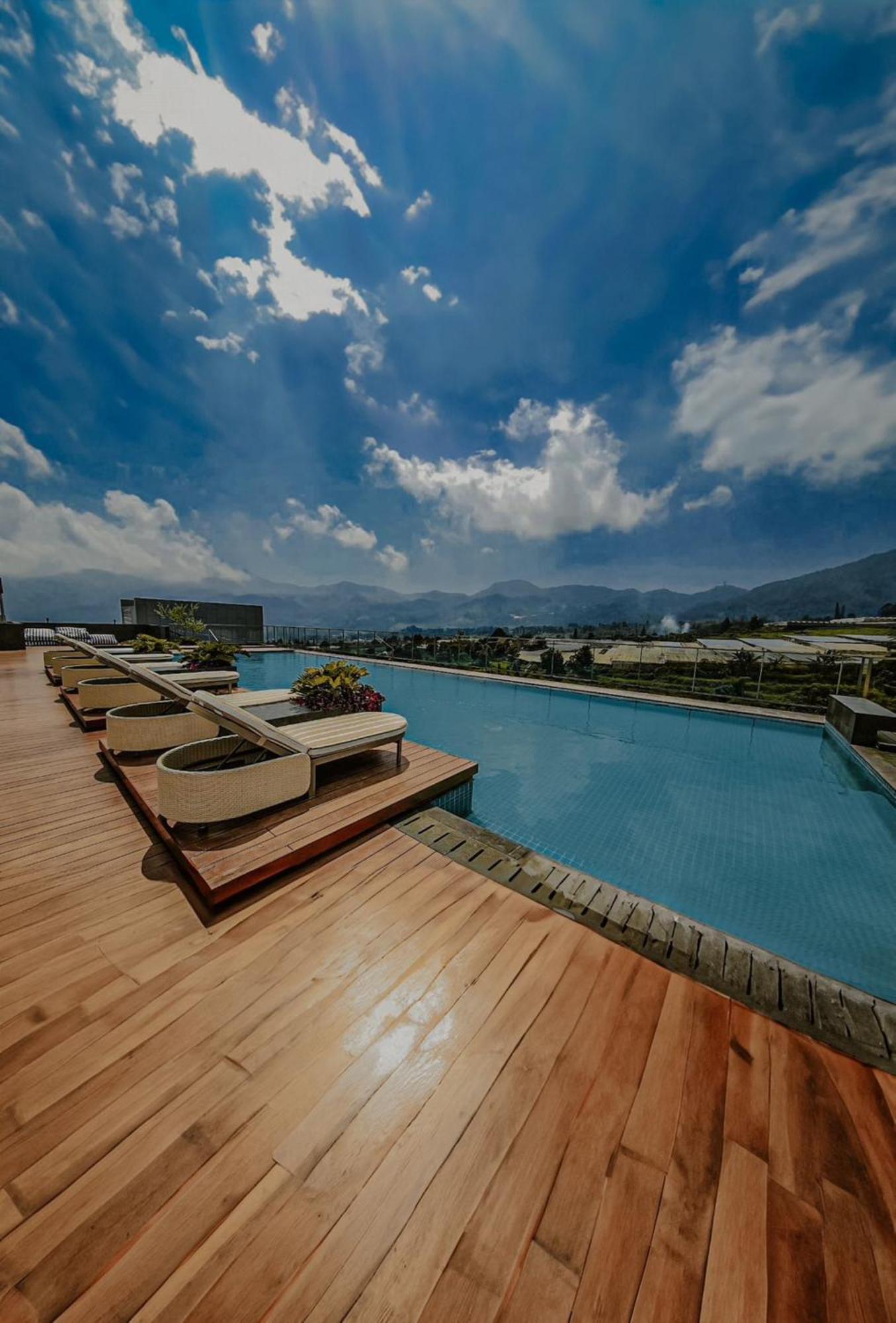 The Botanica Sanctuary Hotell Puncak Exteriör bild Rooftop pool at the hotel