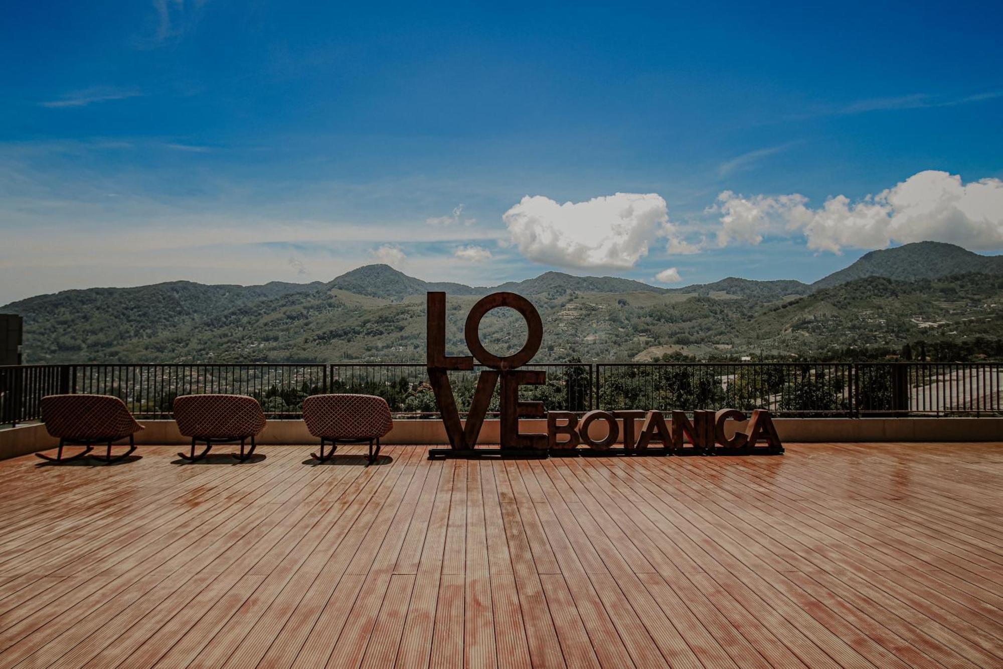 The Botanica Sanctuary Hotell Puncak Exteriör bild View of the Sierra Madre from the 10th floor of the hotel