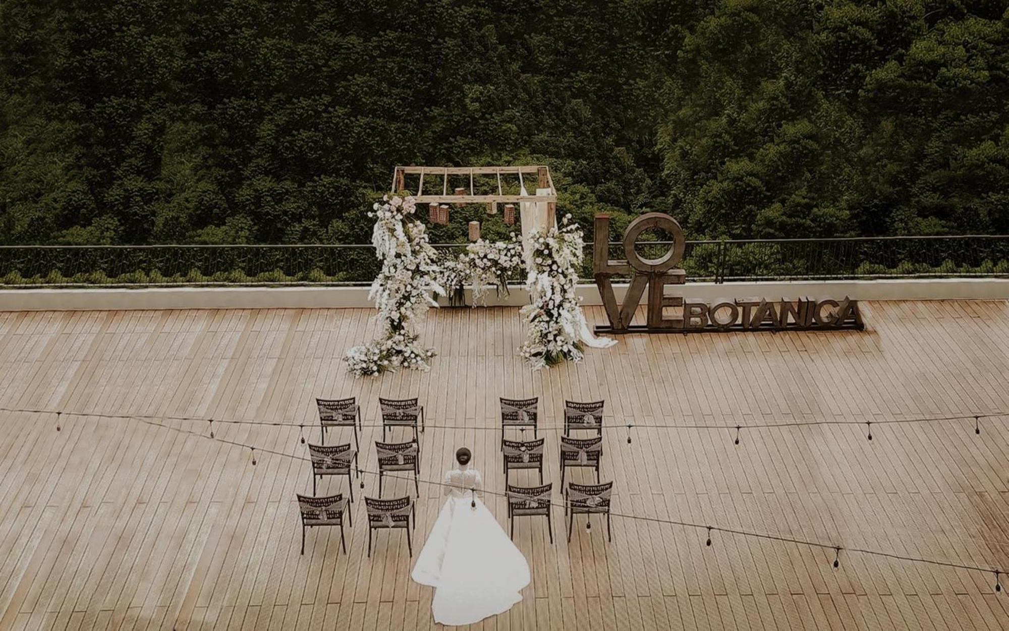 The Botanica Sanctuary Hotell Puncak Exteriör bild Wedding ceremony at the top of the observation tower