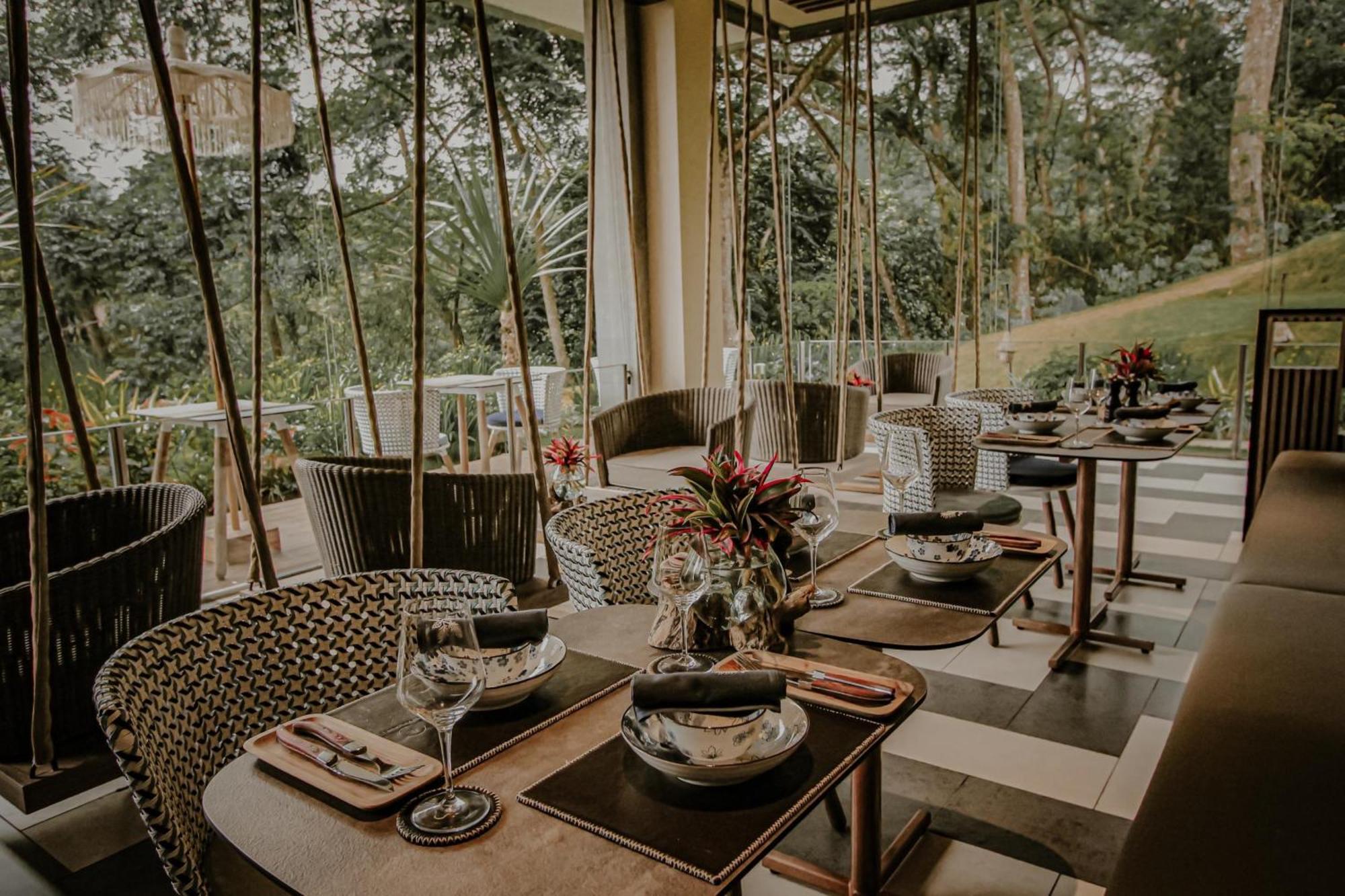 The Botanica Sanctuary Hotell Puncak Exteriör bild The interior of the restaurant